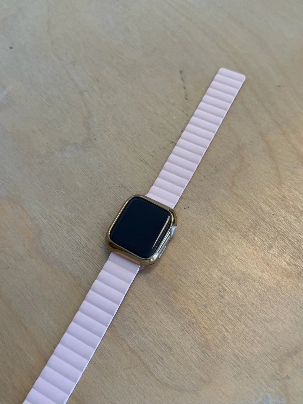 Apple Watch SE 40 mm Pink band and gold case included.